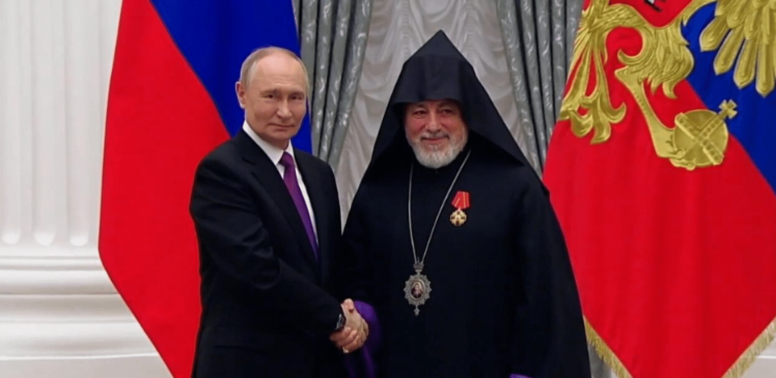 Vladimir Poutine décerne l&rsquo;Ordre d&rsquo;Alexandre Nevski au frère du Catholicos, à l&rsquo;archevêque Ezras Nersisyan, primat du diocèse de Russie et de Norr Nakhitchevan de l&rsquo;Église apostolique arménienne