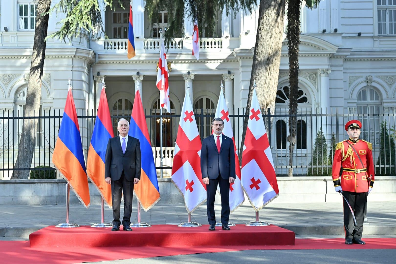 Rencontre entre Kavelashvili et Khatchatourian : La Géorgie salue la signature de l&rsquo;accord de paix entre l&rsquo;Arménie et l&rsquo;Azerbaïdjan