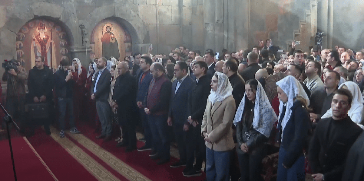 Pashinyan assiste de nouveau à la messe du prêtre défroqué Asatryan, tandis qu’Etchmiadzine célèbre l’anniversaire du Catholicos (A suivre)