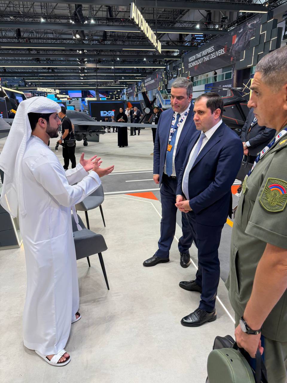 Le ministre arménien de la Défense Suren Papikyan a participé à l&rsquo;ouverture du Salon international aéronautique de Dubaï 2025 et a assisté aux démonstrations aériennes