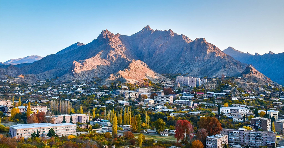 Le gouverneur de Syunik félicité les habitants de Meghri à l’occasion de la fête de la ville