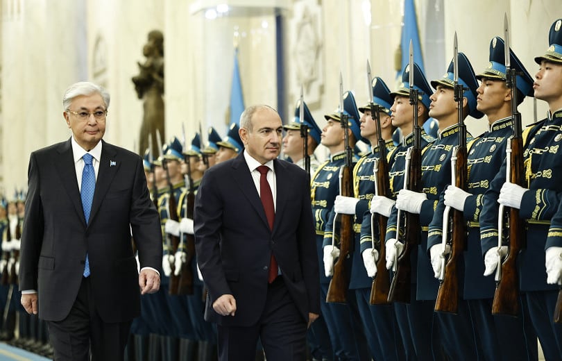 Après des discussions portant sur divers sujets, du commerce au transport aérien, le Premier ministre arménien a invité M. Tokaïev à effectuer une visite d&rsquo;État en Arménie.