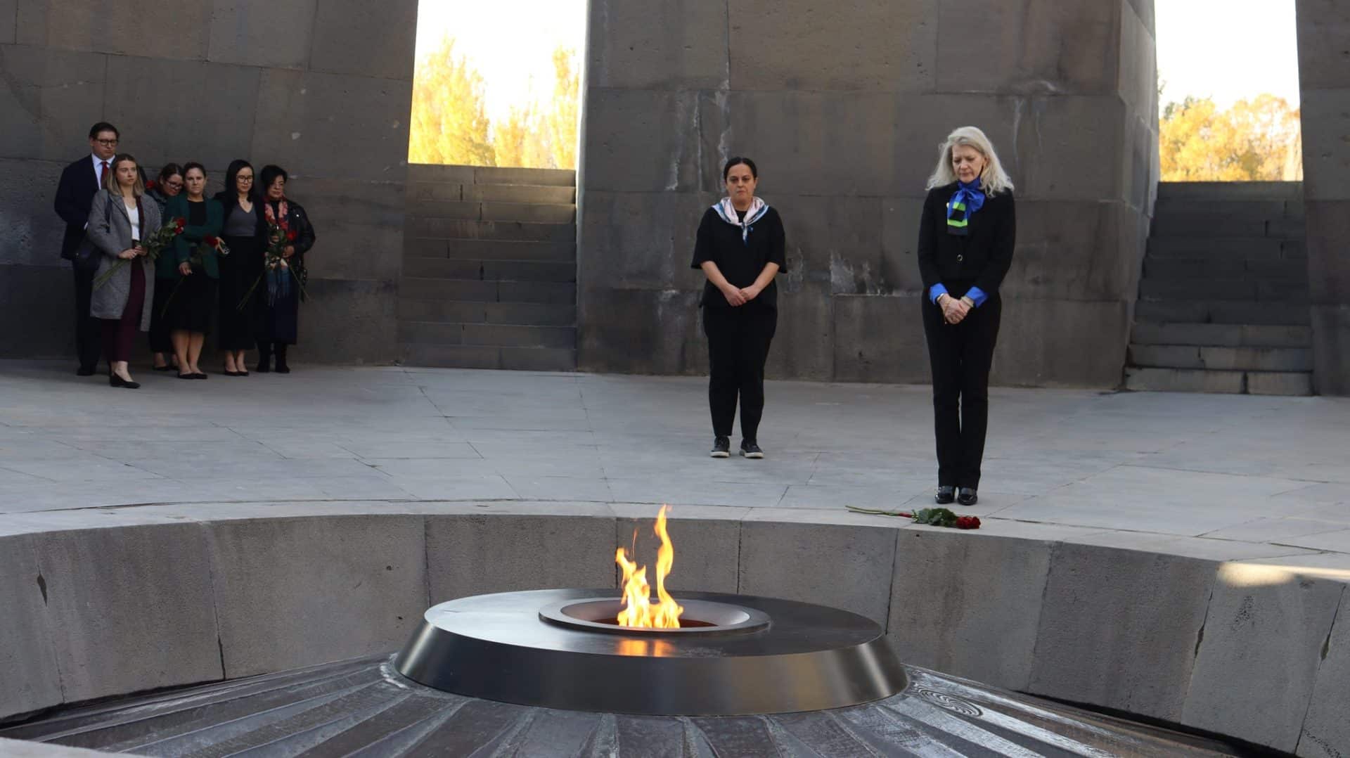 La sous-secrétaire d&rsquo;État américaine aux Affaires politiques visite le Mémorial du génocide des Arméniens à Yerevan
