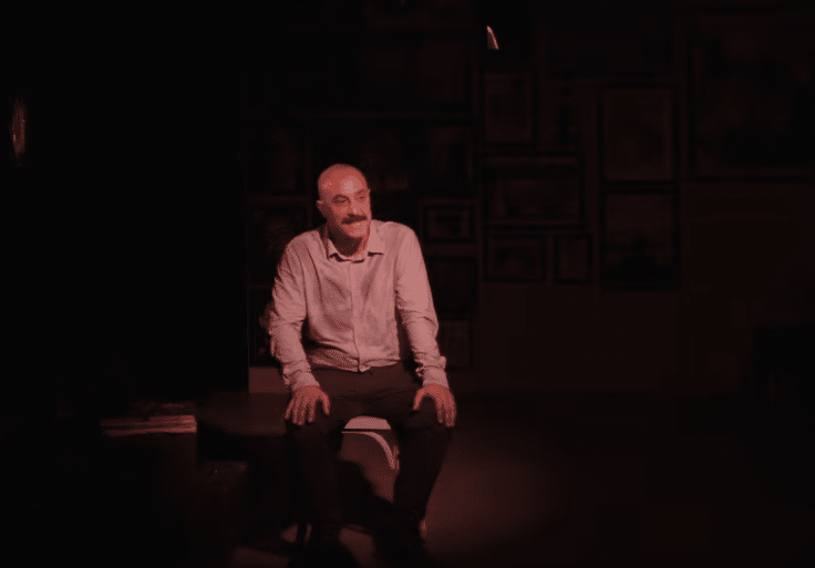 Mikaël Chirinian triomphe dans « La disparition de Josef Mengele » à Paris