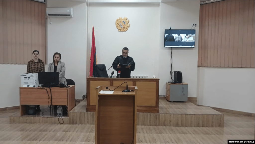 Le soldat russe accusé de meurtre à Gumri se voit signifier son verdict d’emprisonnement par un juge arménien