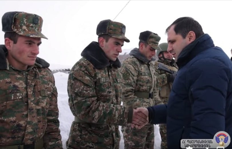 Le ministre arménien de la Défense : J&rsquo;ai visité les positions de l&rsquo;armée et rencontré les militaires et les commandants de service