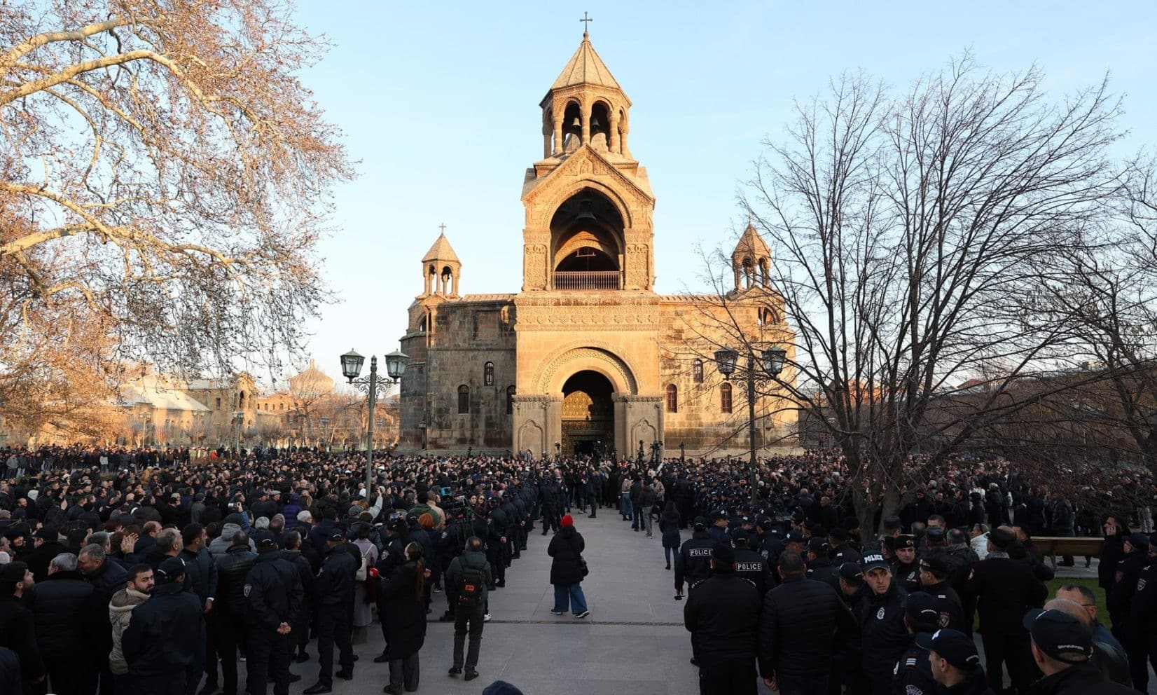L&rsquo;office du soir commence au Saint-Siège d’Etchmiadzine, au milieu des chants des partisans et des opposants au Catholicos Karékine II