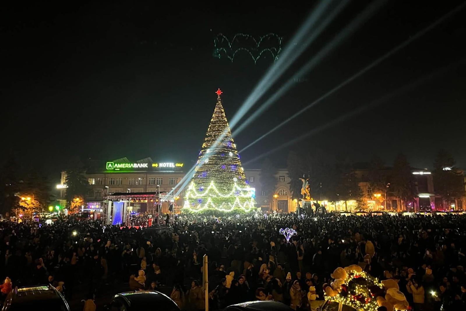 Illumination du sapin de Noël géant de la place centrale de Gumri la deuxième ville d’Arménie