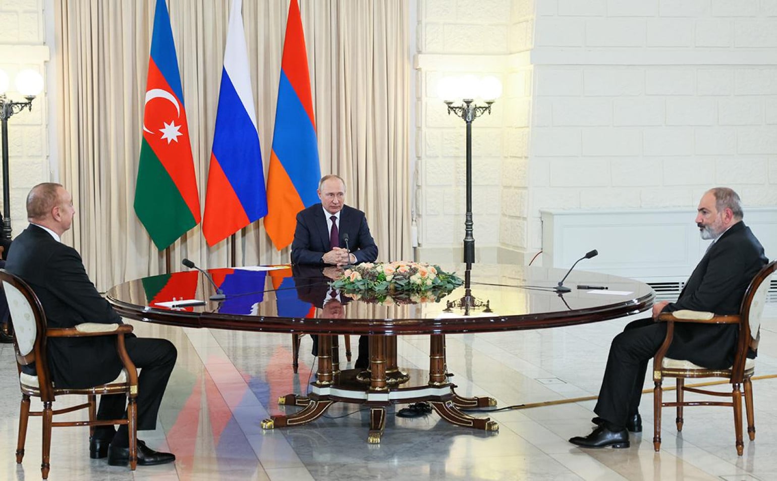 Vladimir Poutine rencontrera Nikol Pachinian et Ilham Aliyev séparément et de manière informelle affirme Dimitri Peskov