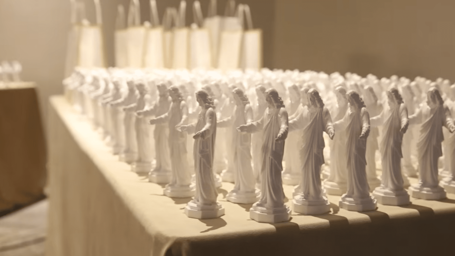 Lors du spectacle annuel de stars arméniennes à Moscou, la statue miniature de Jésus-Christ fut distribuée aux participants par la Fondation « Gaguik Tsarukyan »