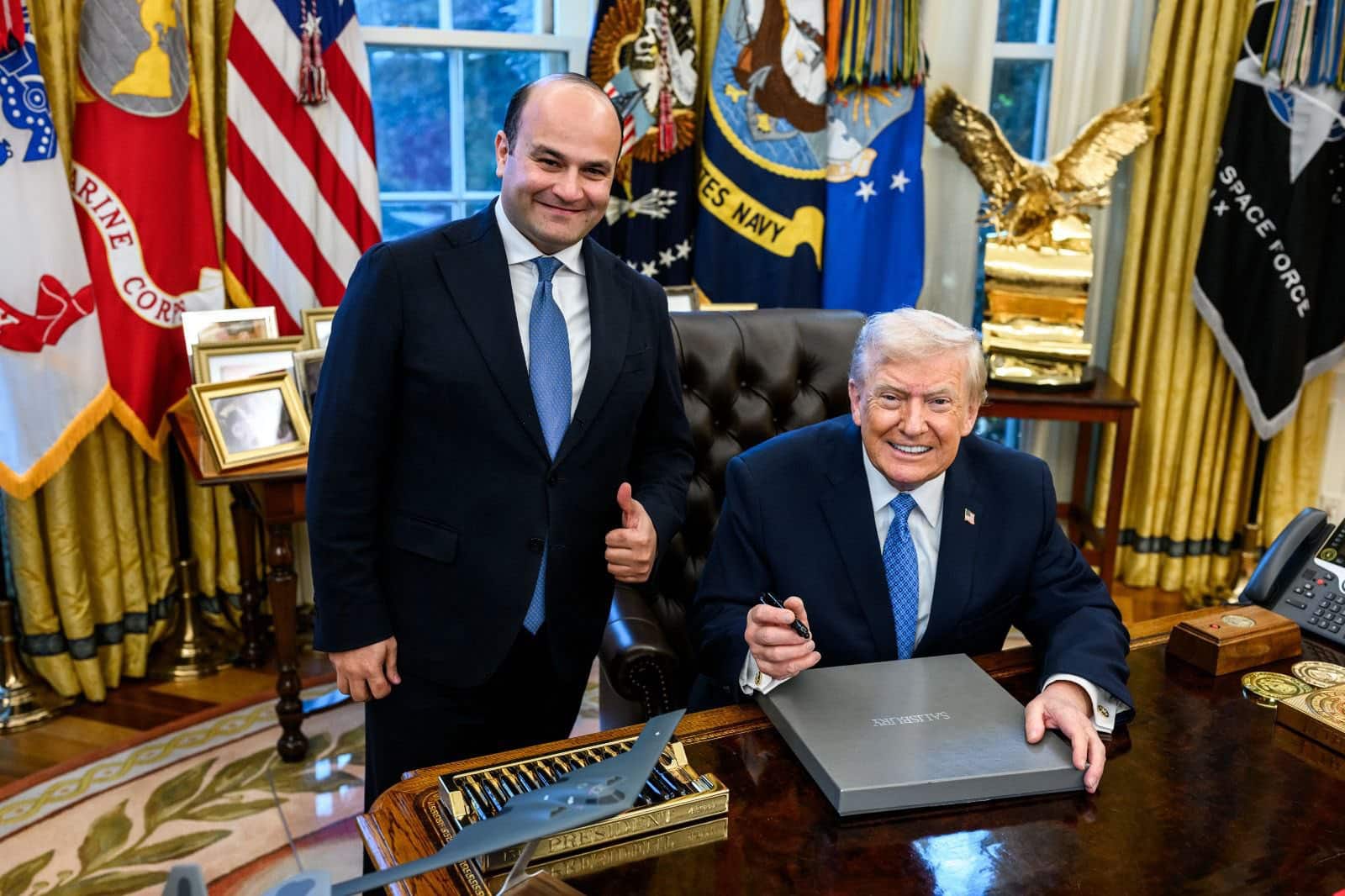 Le président des États-Unis a remis un cadeau signé personnellement au Premier ministre de la République d&rsquo;Arménie par l&rsquo;intermédiaire de l&rsquo;ambassadeur Narék Mkrtchyan