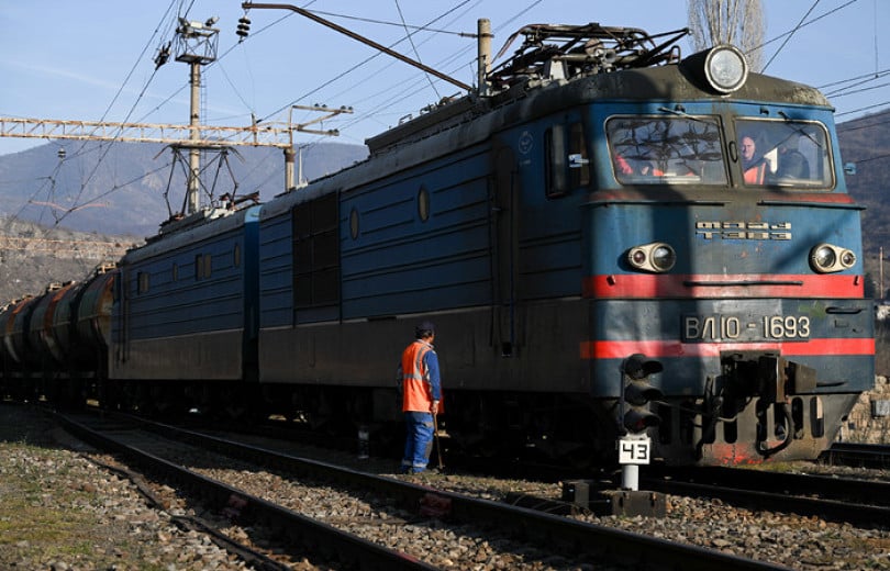 Le premier train d’Azerbaïdjan avec 22 wagons chargés de 1 300 tonnes d&rsquo;essence est arrivé en Arménie
