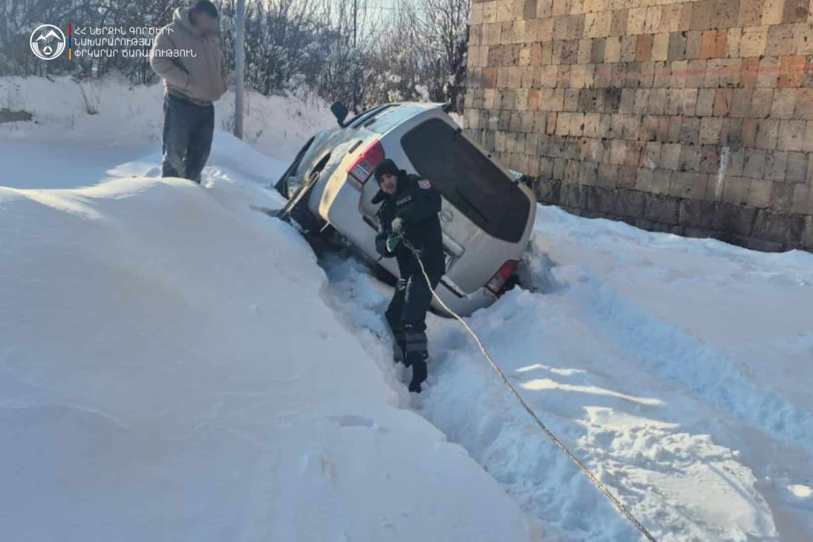 En Arménie, en 24 heures, les secouristes ont dégagé 29 véhicules bloqués et porté assistance à 49 personnes