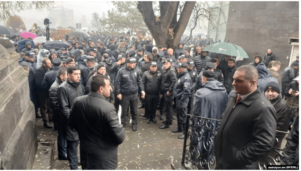 Des prêtres expulsés de l&rsquo;église de Gyumri pour la messe « encadrée » par Pashinian