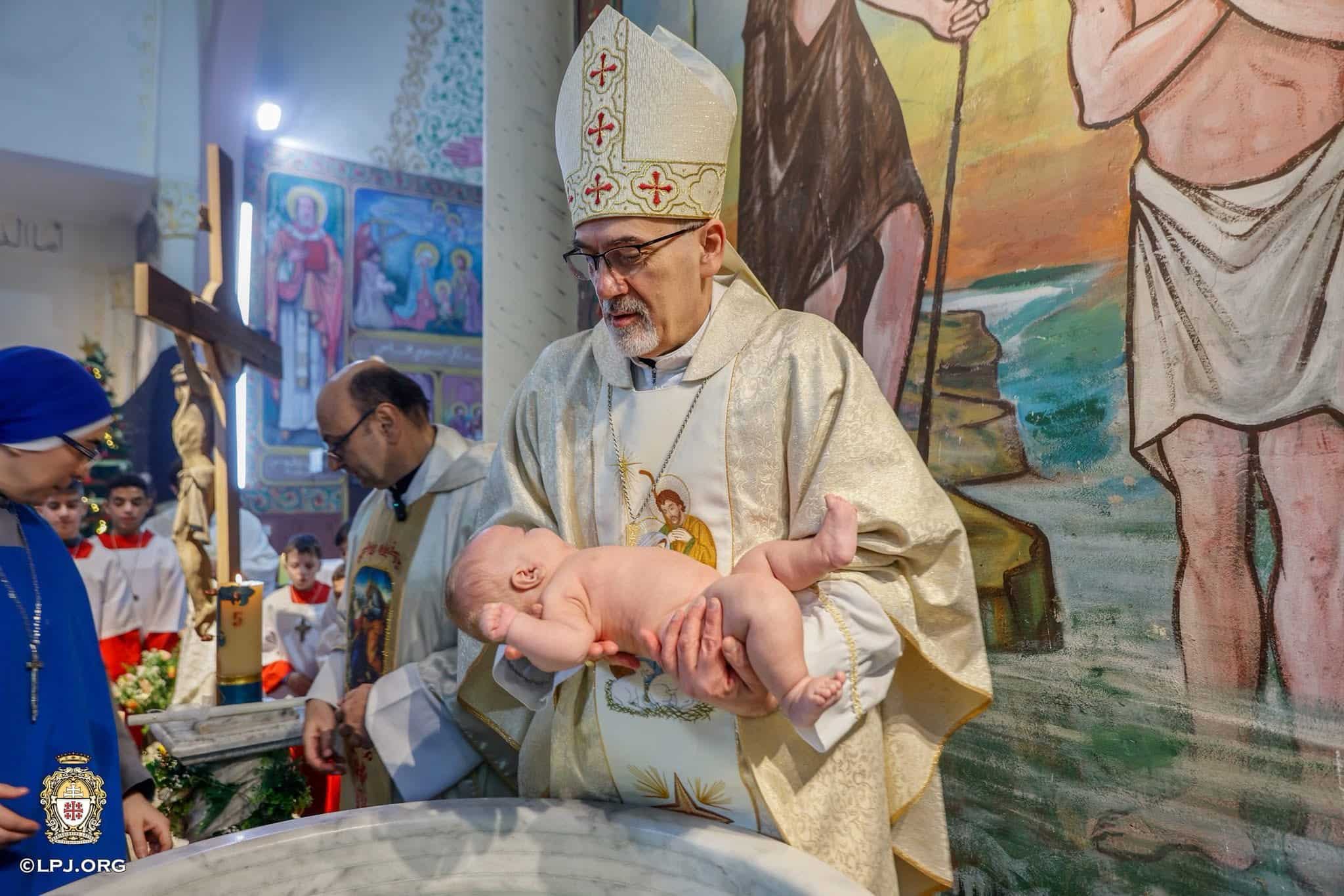 Kegham Balian : Le patriarche latin de Jérusalem  baptisant un bébé palestinien