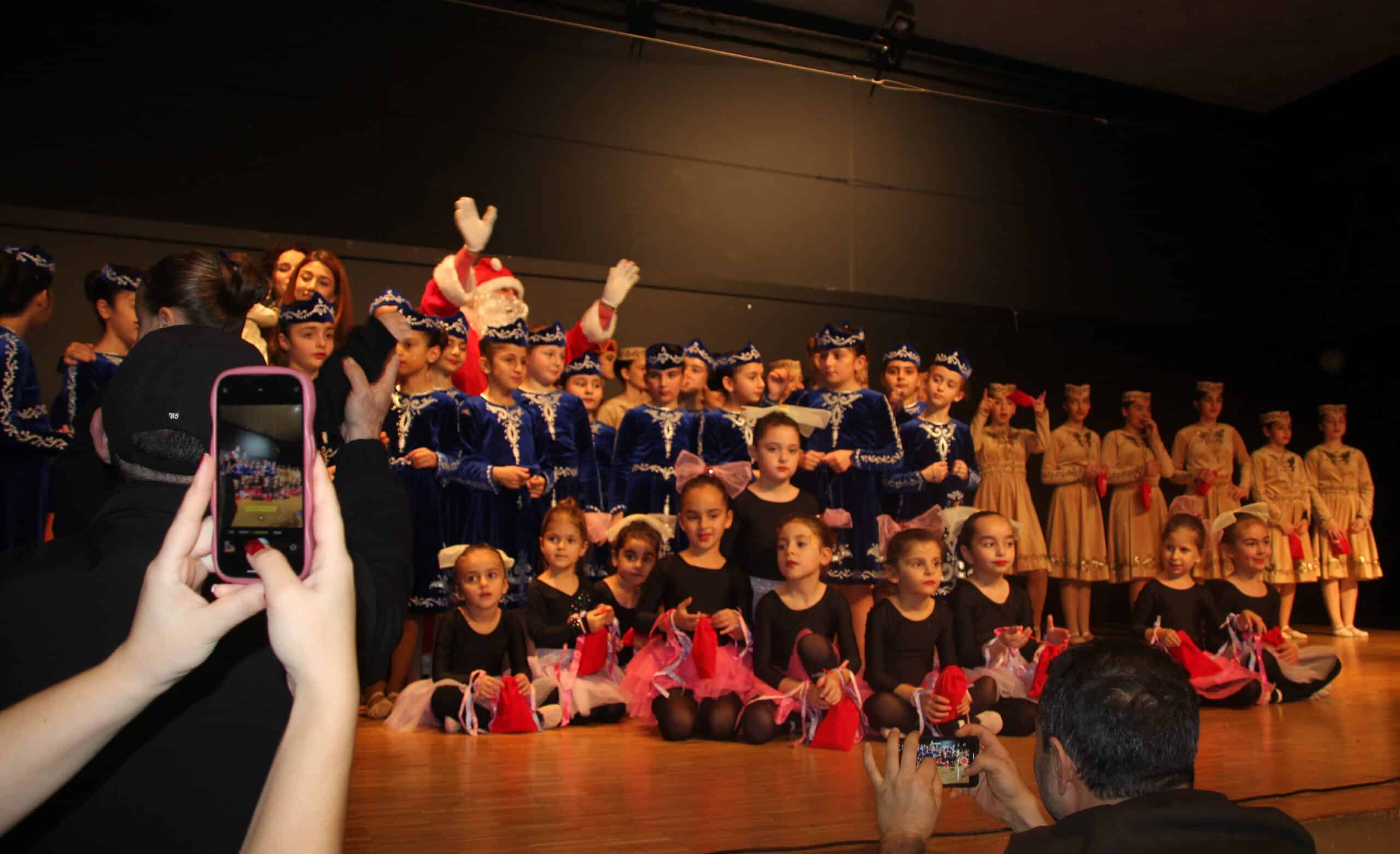 Spectacle de Noël enchanteur des élèves de l’Académie de musique et danse traditionnelle arménienne du Centre artistique Georges Markarian ce dimanche 21 décembre à Bourg-lès-Valence