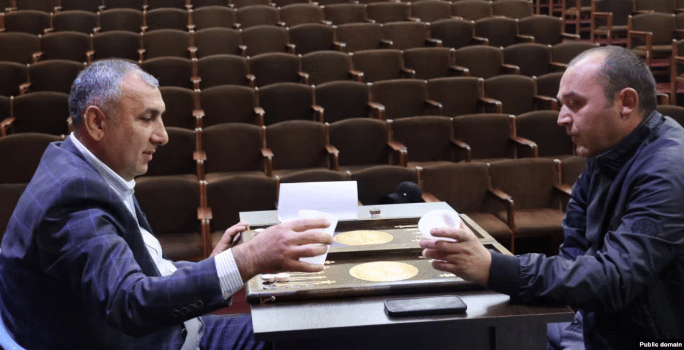 « Du jamais vu, du jamais entendu » : le chef de la commune de Spitak a remporté la 3ᵉ place dans le championnat de backgammon qu’il a lui-même organisé