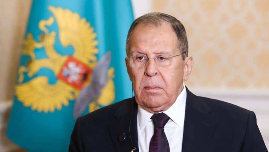 Le ministre russe Lavrov déclare que Moscou soutient Téhéran et condamne le « vol » par l&rsquo;Occident des avoirs gelés