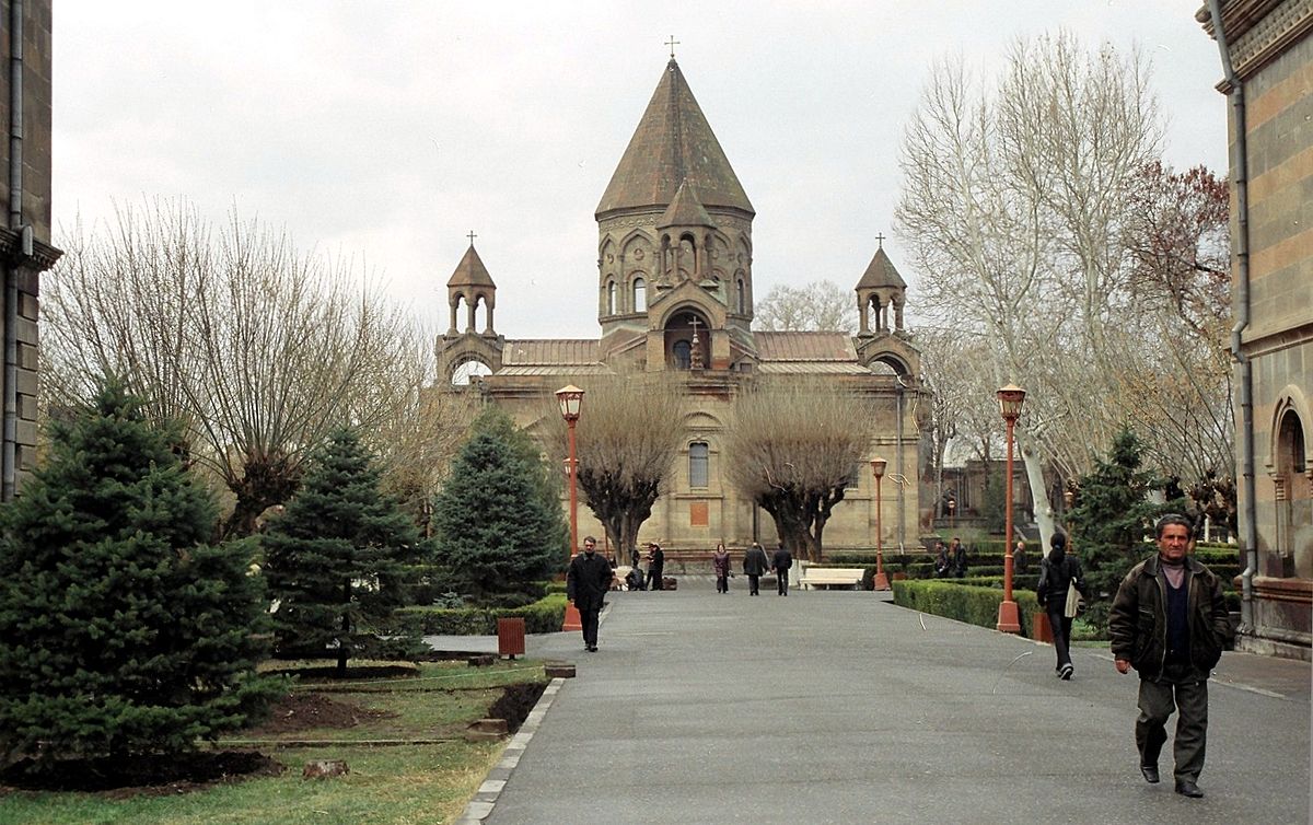 Selon un sondage Gallup : 77,7 % ont une opinion positive de l&rsquo;Église apostolique arménienne, plus de 50 % ont une opinion négative des « liturgies » du Premier ministre Pachinian