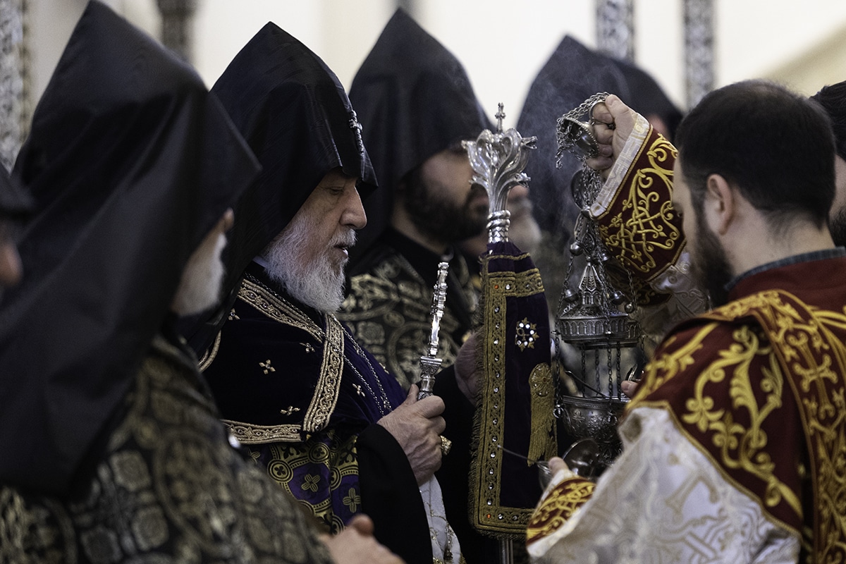 Le catholicos Karekine II pourrait être poursuivi en justice pour avoir défroqué l’un des dix évêques dissidents qui avaient rallié la campagne de Pachinian contre le haut clergé