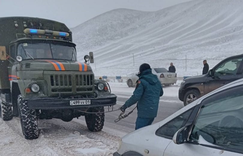 En Arménie, suite aux fortes chutes de neige, les secouristes ont dégagé des véhicules bloqués et porté assistance aux citoyens