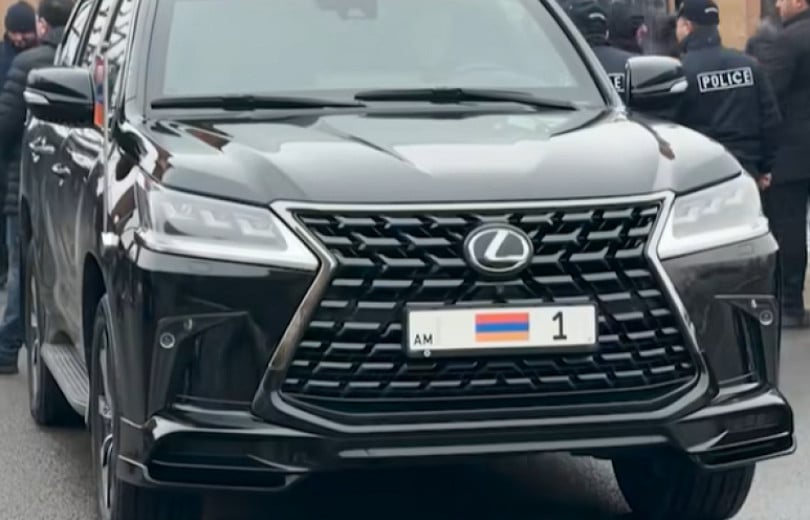 Le Premier ministre arménien est arrivé à l&rsquo;office religieux dans une voiture immatriculée différemment