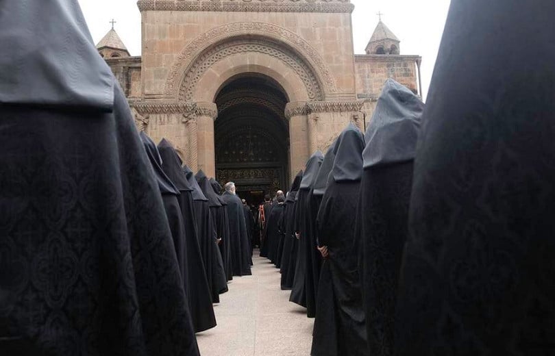 Sainte-Etchmiadzine convoque l&rsquo;Assemblée des évêques en dehors de l’Arménie. le Saint-Siège envoie un mauvais signal à la population indique Arman Babajanyan président du parti « Au nom de la République »