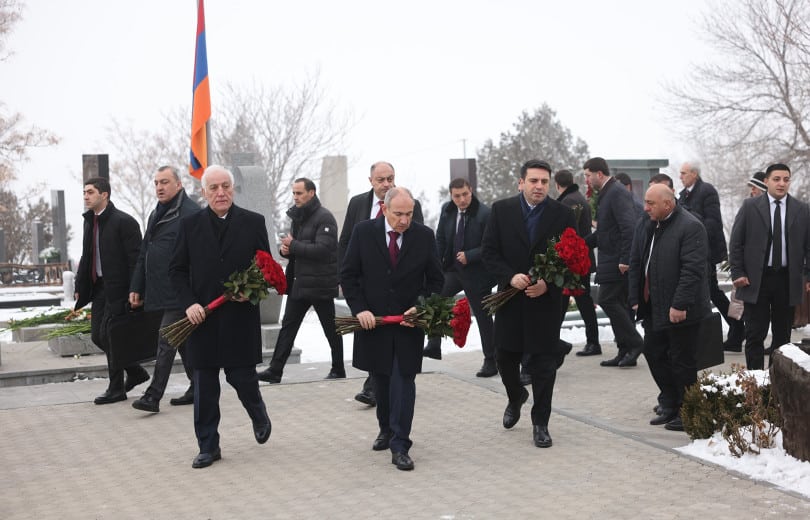Le dirigeants et hauts responsables d’Arménie se sont rendus ce matin à Yerablur à l’occasion de la Journée du souvenir des militaires morts pour la patrie
