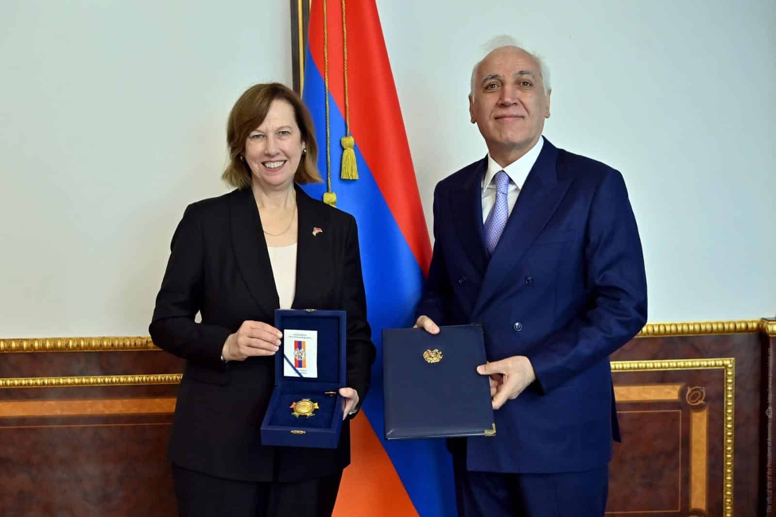 Le président de la République d&rsquo;Arménie a remis l&rsquo;Ordre de l&rsquo;Amitié à l&rsquo;ambassadrice des États-Unis Chistina Kvien qui quitte l’Arménie