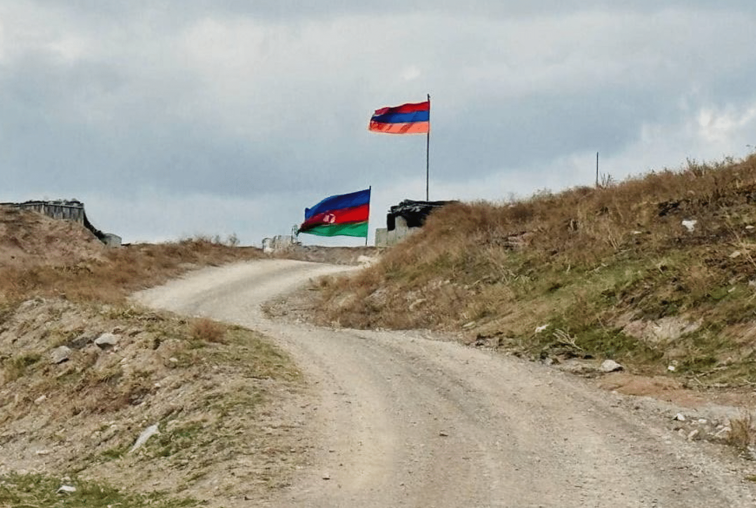 Suren Papikyan « Oui, nos soldats passent devant des positions azerbaïdjanaises mais je déments que les gardes-frontières azerbaïdjanais contrôlent les militaires Arméniens »