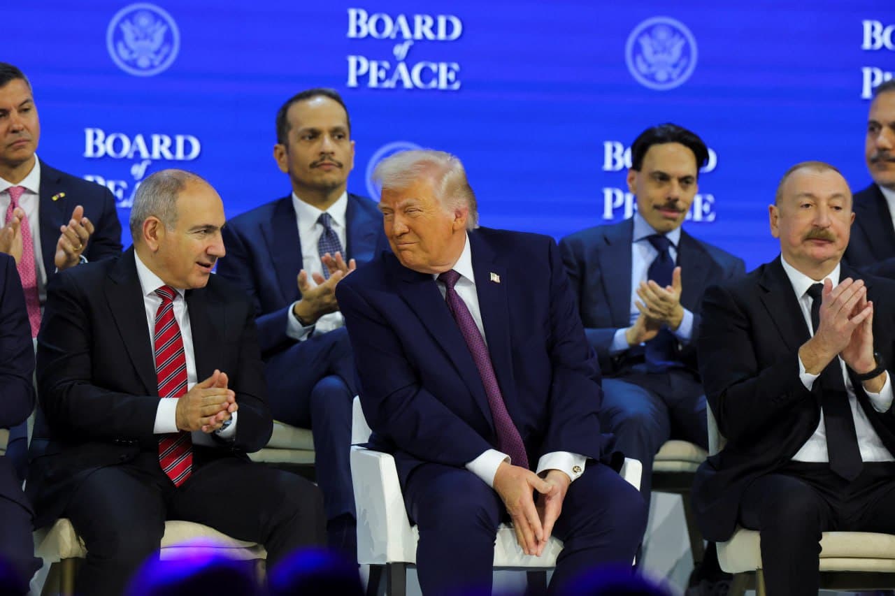 Nikol Pachinian et Donald Trump assis côte-à-côte à Davos ont eu une brève conversation lors de la signature de la Charte du Conseil de paix (photos)