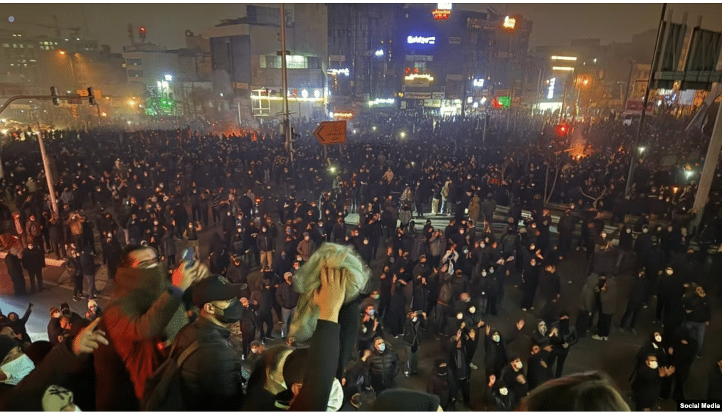 Les manifestations antigouvernementales se poursuivent en Iran : des arrestations et des dizaines de morts signalés