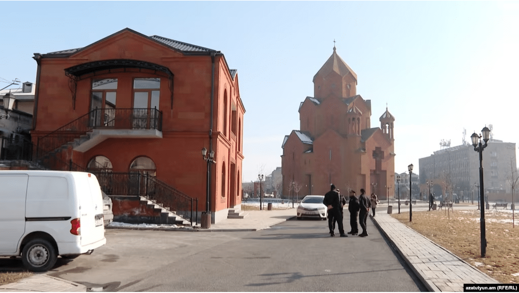 La police protège un évêque pro-Pashinian qui défie le chef de l&rsquo;Église arménienne
