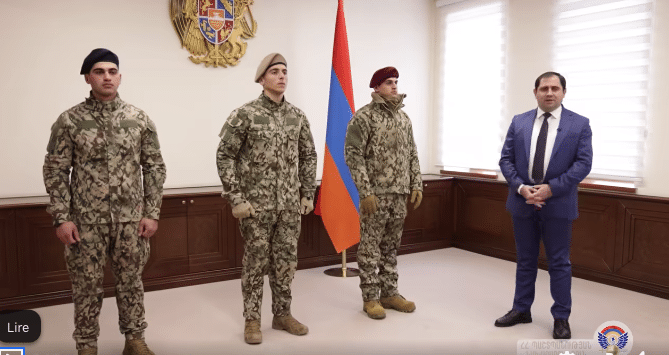 Le nouvel uniforme militaire est élégant et fonctionnel : Pashinyan