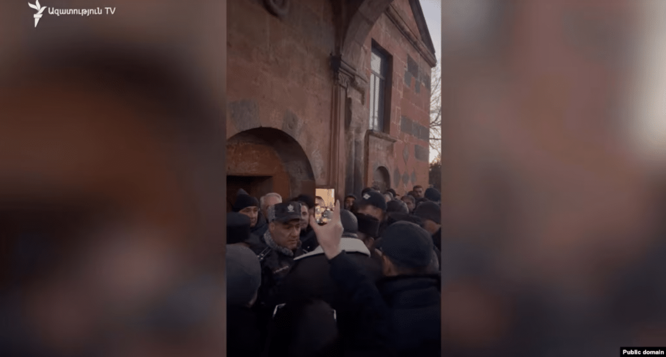 Des prêtres interdits d&rsquo;accès à une autre église