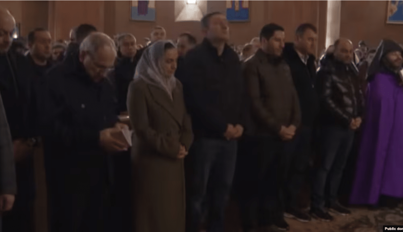 N. Pachinian a assisté à une messe avec l’évêque Guevorg Saroyan, récemment démis de ses fonctions