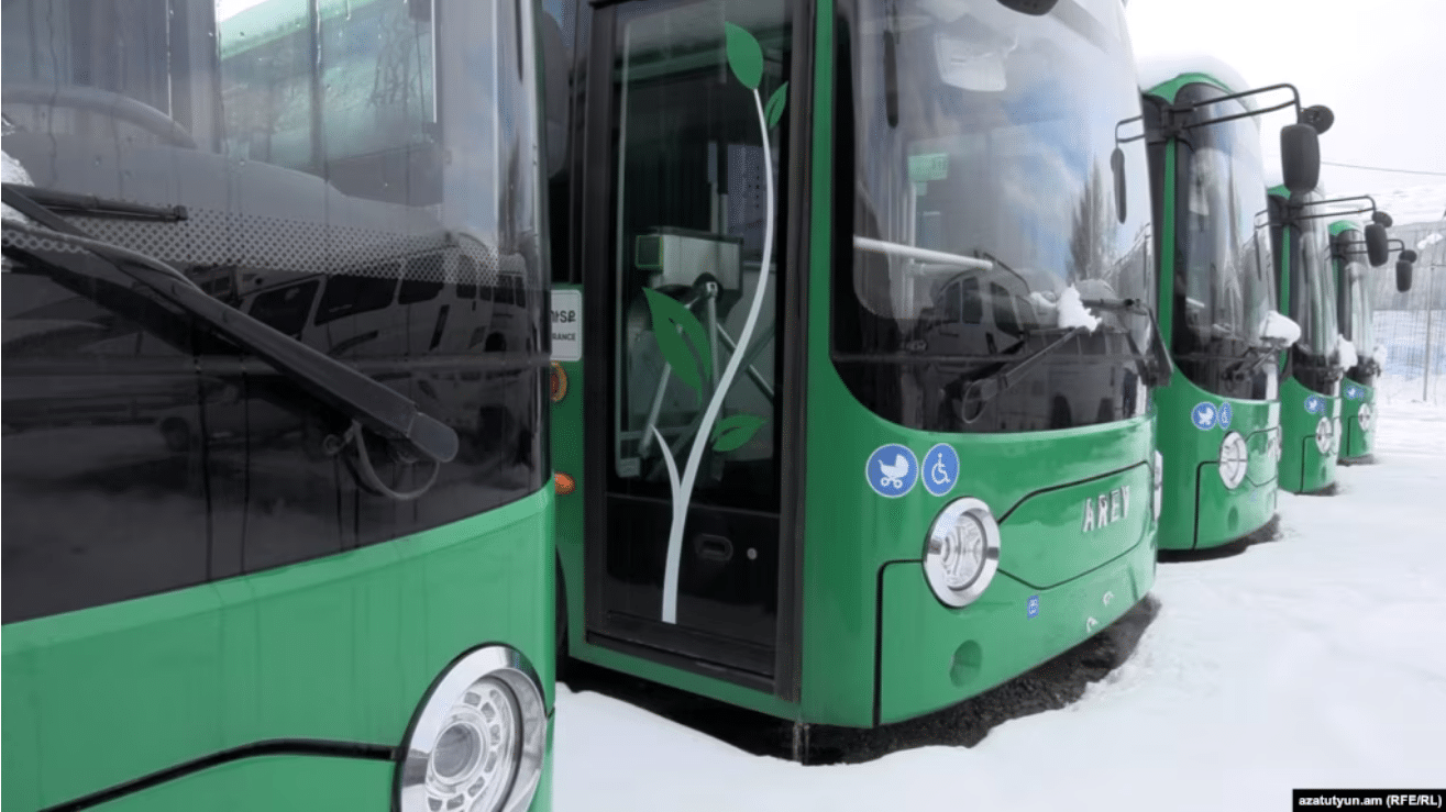 Pourquoi les cinq autobus offerts à Gumri n’ont-ils toujours pas été mis en service un an et demi après ?