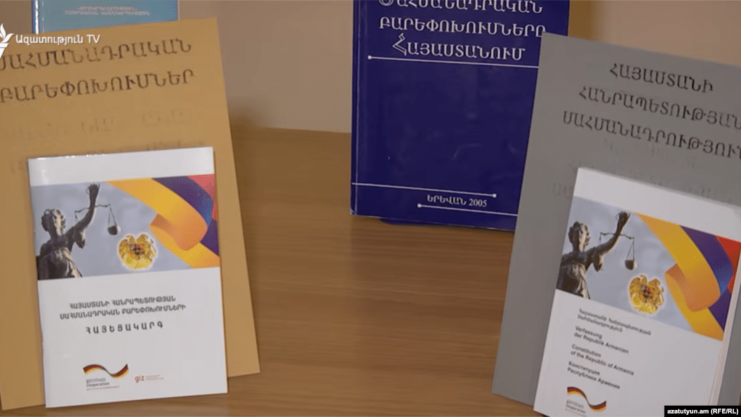 Il n&rsquo;a pas encore été décidé si le texte de la nouvelle Constitution sera publié en mars, a déclaré le vice-ministre