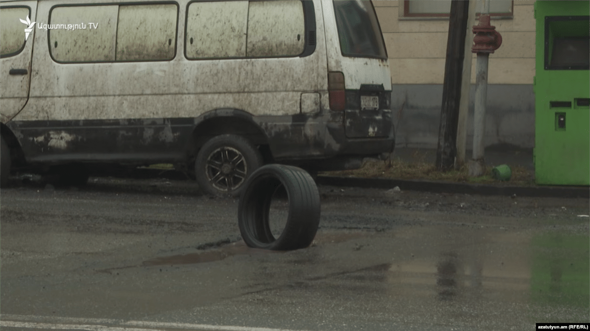 Asphalte dégradé et nerfs des conducteurs : les rues d’Erevan sont de nouveau pleines de nids-de-poule