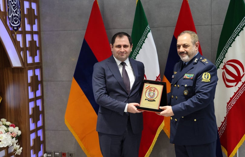 Nous avons vivement apprécié le niveau de coopération arméno-iranienne dans le secteur de la défense affirme à Téhéran Suren Papikyan au général Aziz Nasirzadeh