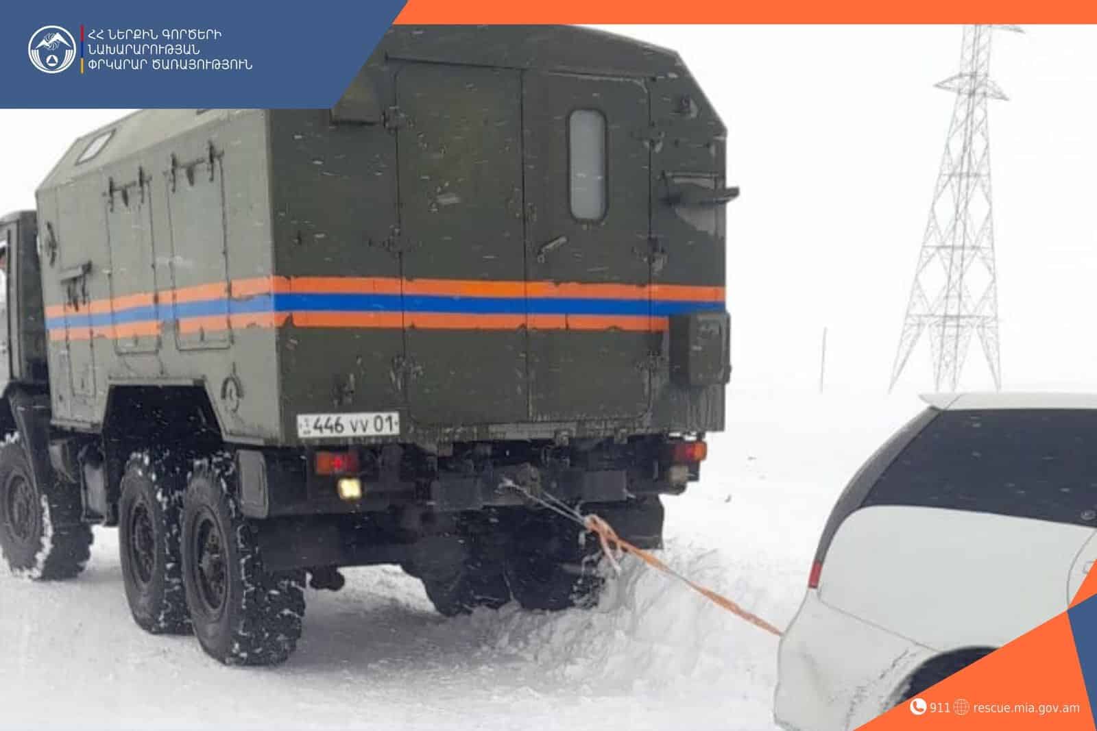 En Arménie sous la neige les secouristes ont dégagé 243 véhicules bloqués et porté assistance à 379 personnes entre le 9 et le 15 février