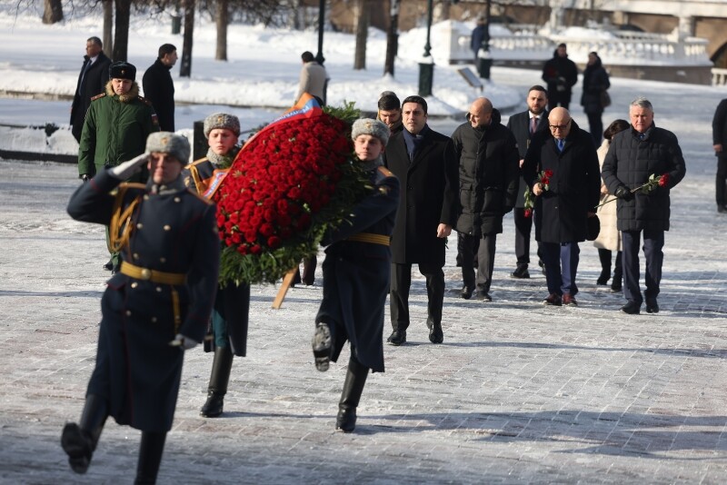 Le président de l&rsquo;Assemblée nationale d&rsquo;Arménie dépose des fleurs au monument au Soldat inconnu à Moscou