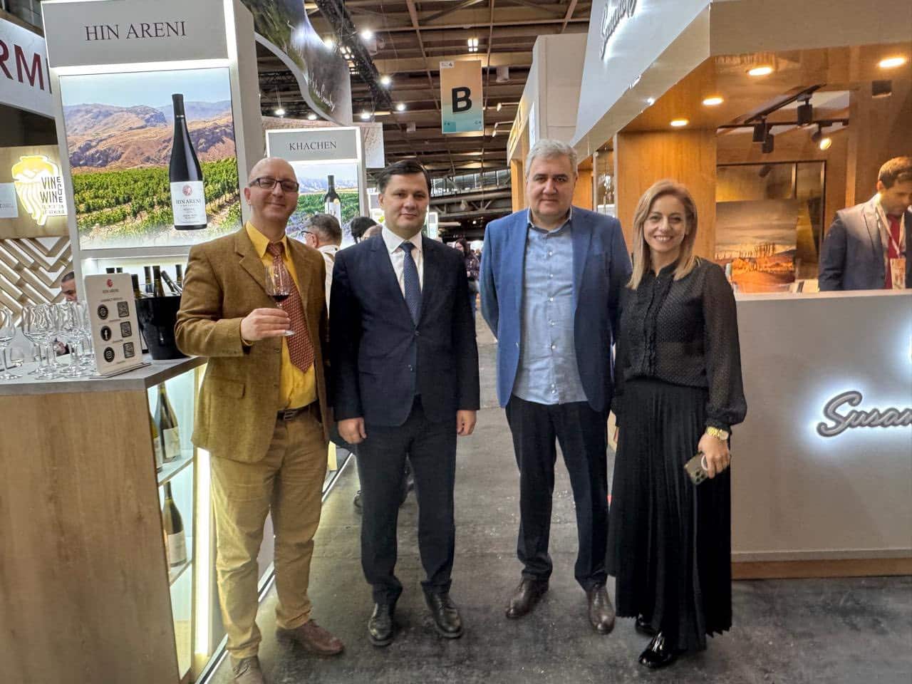 Au salon international « Wine Paris 2026 », l’ambassadeur d’Arménie en France découvre les produits présentés par les entreprises arméniennes