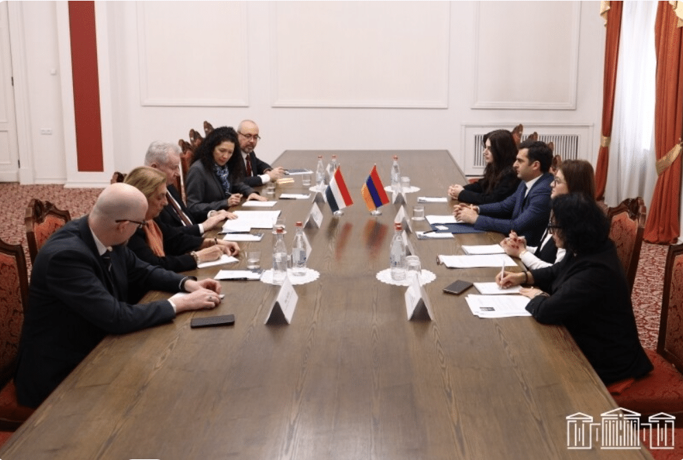 Les législateurs arméniens et hongrois discutent des relations bilatérales