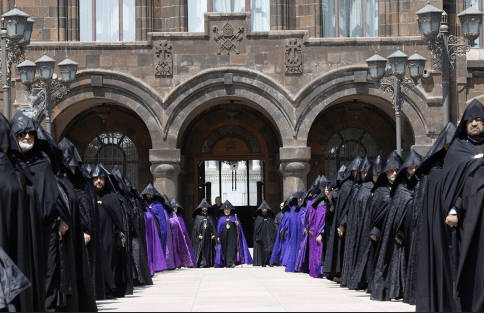 Sept membres du Conseil spirituel suprême inculpés avec interdiction de quitter le territoire