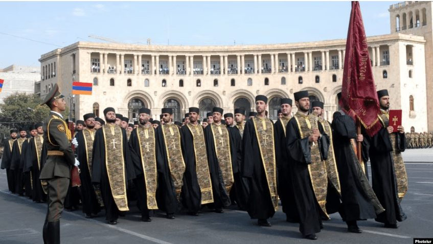 Arménie : l’armée, nouveau champ de bataille entre le pouvoir et l’Église