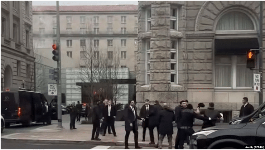 « Le régime de Bakou a importé sa dictature à Washington » : les gardes du corps d&rsquo;Aliyev tabassent des manifestants dans la capitale américaine