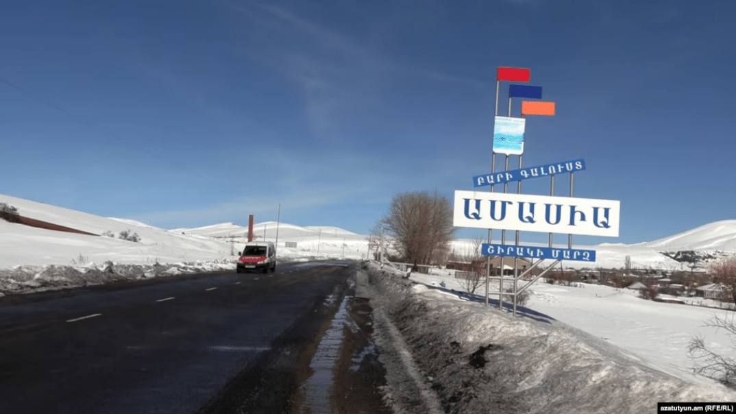 Qui étaient les Azerbaïdjanais ayant visité Amasia et comment sont-ils arrivés en Arménie ?