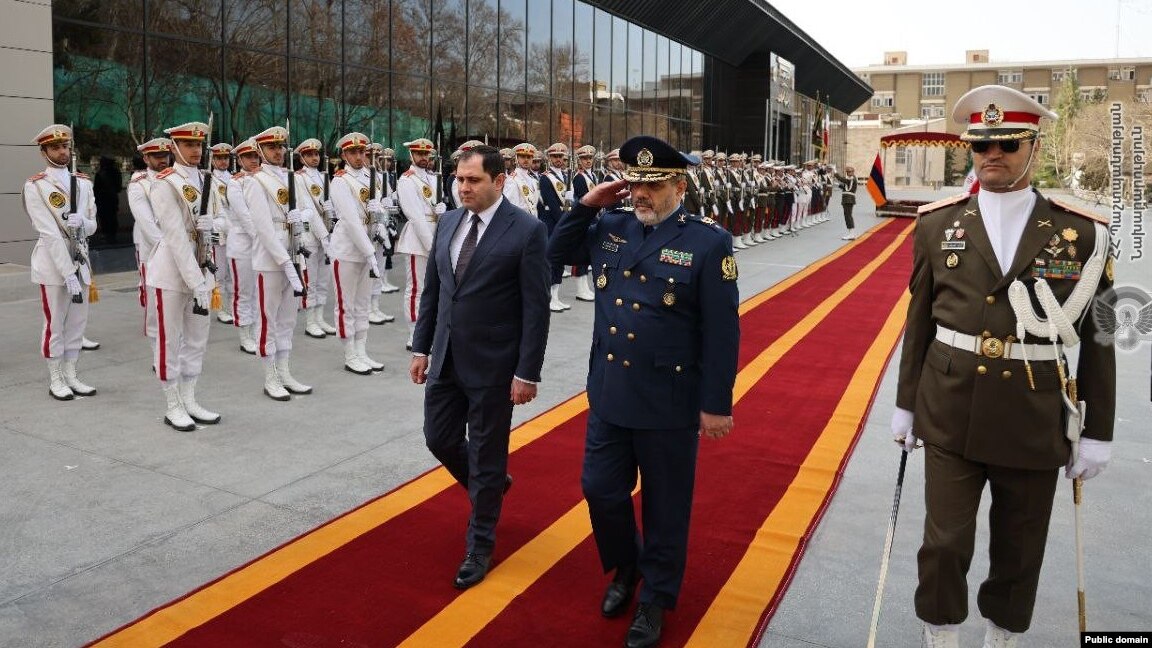 Le ministre arménien de la Défense en visite en Iran