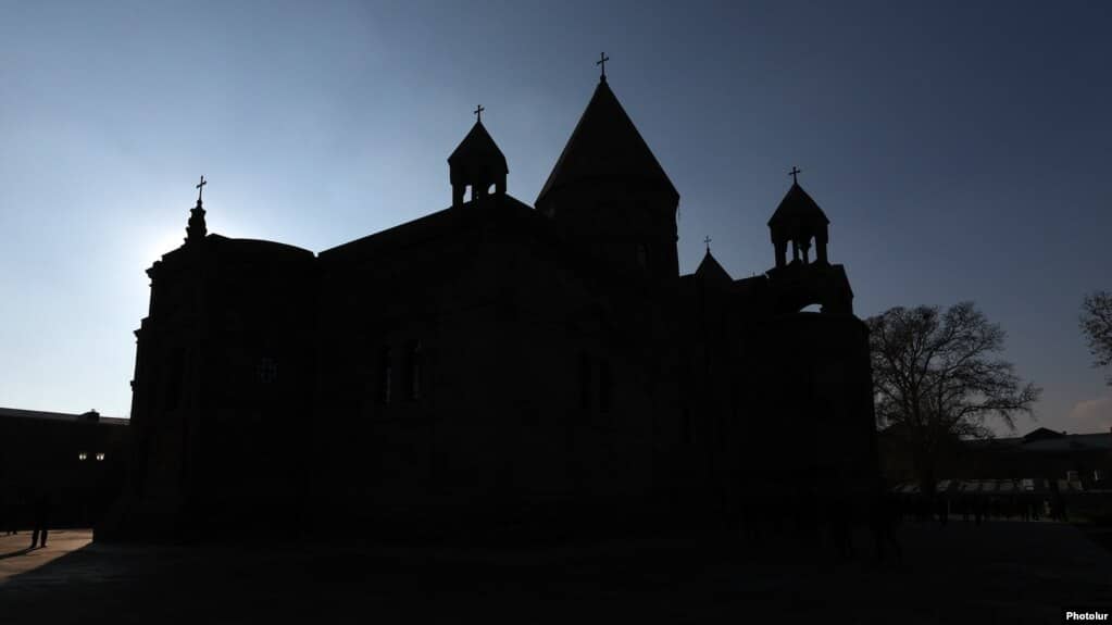 Argent occulte, extrémistes : les nouvelles déclarations de Pachinian au sujet de l’Église et les réactions qu’elles ont suscitées